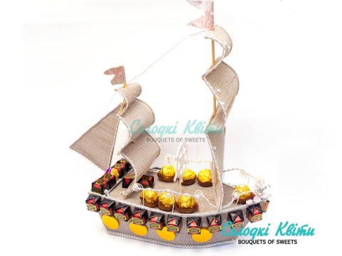 Корабль из конфет «Бригантина»  