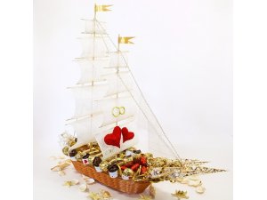 Свадебный корабль из конфет №364